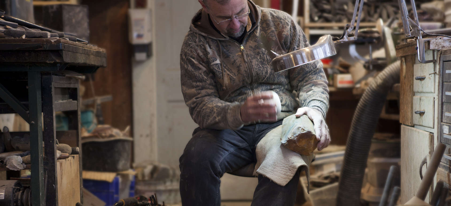 Image of Expert Flint Knapper Mike Cook making authentic arrowheads and spear points